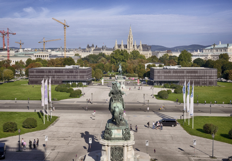 Blick vom Altan der Neuen Hofburg auf den Heldenplatz mit Pavillon Ring und Pavillon Burg