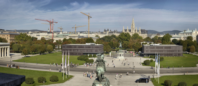 Blick vom Altan der Neuen Hofburg auf den Heldenplatz mit Pavillon Ring und Pavillon Burg. Im Hintergrund links Palais Epstein und Parlamentsgebäude