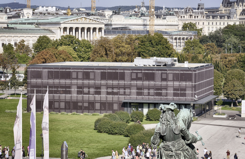 Blick vom Altan der Neuen Hofburg auf den Heldenplatz mit Pavillon Ring