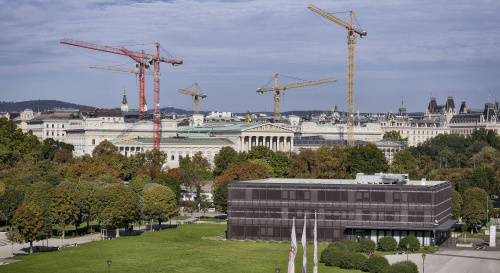Blick vom Altan der Neuen Hofburg auf den Heldenplatz mit Pavillon Ring. IM Hintergrund Parlamentsgebäude