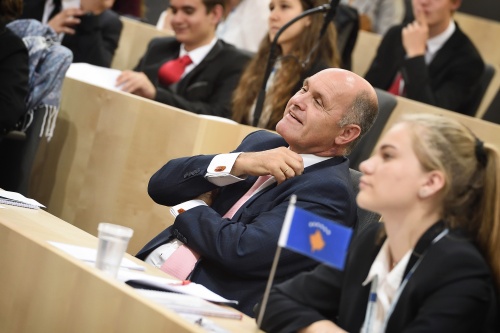 Blick auf Nationalratspräsident Wolfgang Sobotka (V) zwischen TeilnehmerInnen