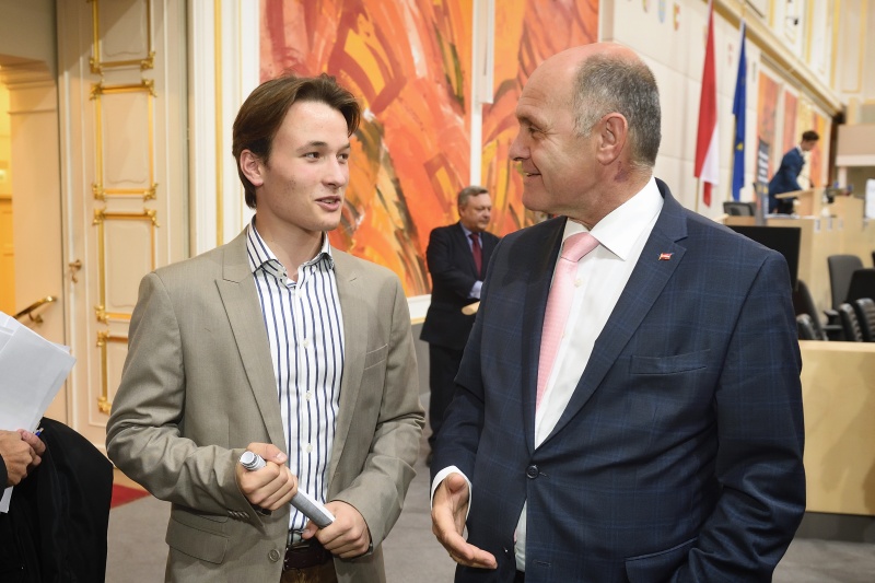 Nationalratspräsident Wolfgang Sobotka (V) mit Teilnehmer der Veranstaltung