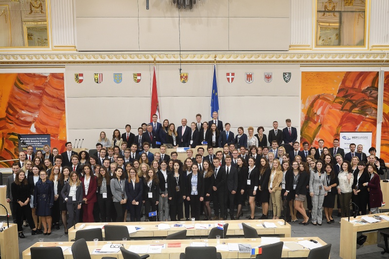 Gruppenfoto mit Nationalratspräsident Wolfgang Sobotka (V)