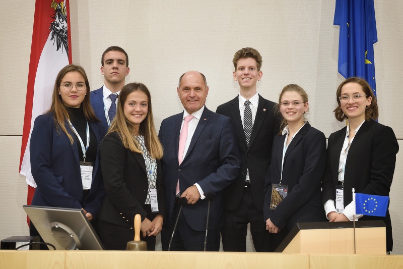 Gruppenfoto mit Nationalratspräsident Wolfgang Sobotka (V)