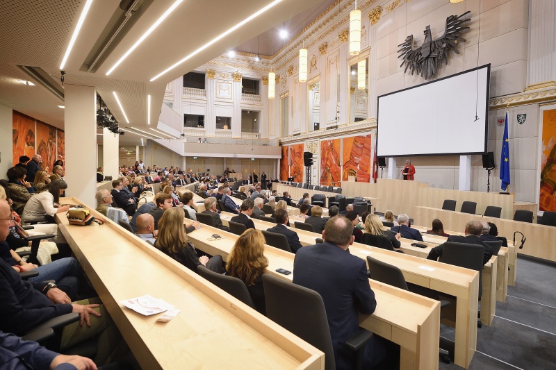 Begrüßung durch Bundesratspräsidentin Inge Posch-Gruska (S). Blick Richtung VeranstaltungsteilnehmerInnen