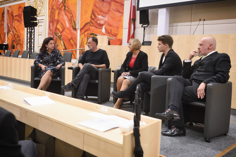 Von links: Direktorin der KZ-Gedenkstätte Mauthausen Barbara Glück, Regisseur Nikolaus Leytner, Moderation Claudia Dannhauser,  Schauspieler Simon Morzé, Schauspieler Johannes Krisch