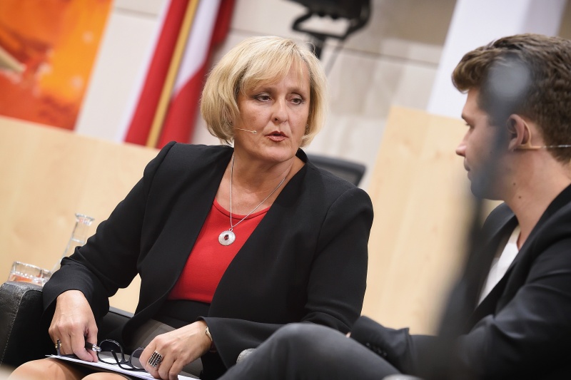 Moderation Claudia Dannhauser,  Schauspieler Simon Morzé