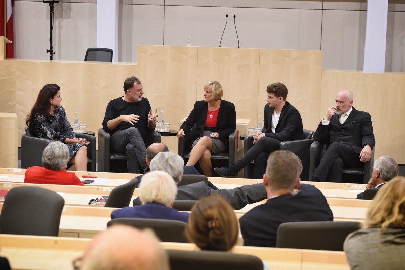 Von links: Direktorin der KZ-Gedenkstätte Mauthausen Barbara Glück, Regisseur Nikolaus Leytner, Moderation Claudia Dannhauser,  Schauspieler Simon Morzé, Schauspieler Johannes Krisch