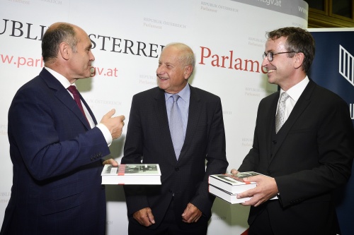 Von links: Nationalratspräsident Wolfgang Sobotka (V), Buchautor Roman Sandgruber, Geschäftsführer Molden Verlag Matthias Opis