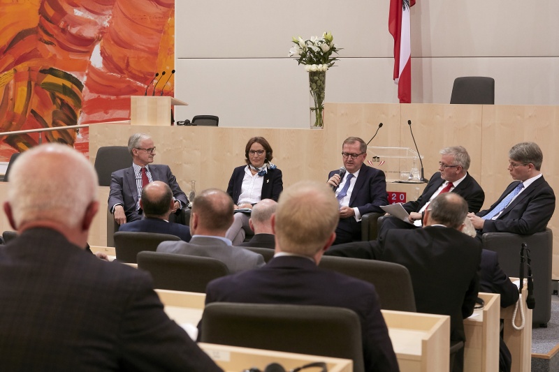 Panneldiskussion, von links: Generaldirektor für Nachbarschaftspolitik und Erweiterungsverhandlungen EU Kommission Christian Danielsson, Abgeordnete der Französischen Nationalversammlung Liliana Tanguy, Hans-Peter Siebenhaar Korrespondent des Handelsblattes für Österreich und
Südosteuropa, Michael Gahler Mitglied des Europäischen Parlaments, Oliver Jens Schmitt Professor für Südosteuropäische Geschichte an der
Universität Wien