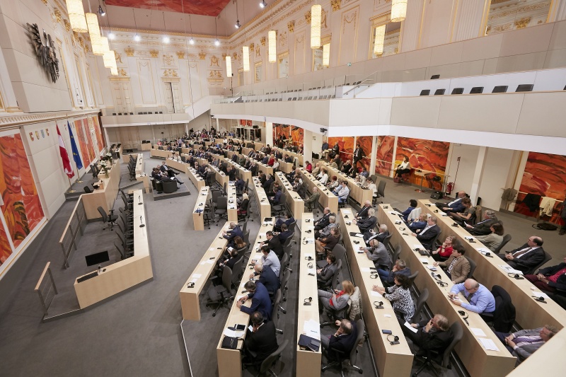 Panneldiskussion, von links: Generaldirektor für Nachbarschaftspolitik und Erweiterungsverhandlungen EU Kommission Christian Danielsson, Abgeordnete der Französischen Nationalversammlung Liliana Tanguy, Hans-Peter Siebenhaar Korrespondent des Handelsblattes für Österreich und
Südosteuropa, Michael Gahler Mitglied des Europäischen Parlaments, Oliver Jens Schmitt Professor für Südosteuropäische Geschichte an der
Universität Wien