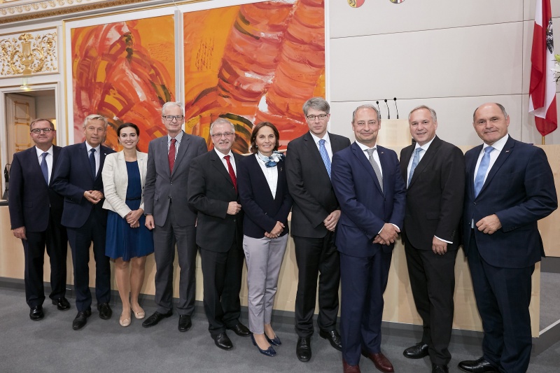 von rechts: Nationalratspräsident Wolfgang Sobotka (V), Nationalratsabgeordneter Walter Rosenkranz (F), Nationalratsabgeordneter Andreas Schieder (S), Oliver Jens Schmitt Professor für Südosteuropäische Geschichte an der Universität Wien, Abgeordnete der Französischen Nationalversammlung Liliana Tanguy, Michael Gahler Mitglied des Europäischen Parlaments, Generaldirektor für Nachbarschaftspolitik und Erweiterungsverhandlungen EU Kommission Christian Danielsson, Nationalratsabgeordnete Alma Zadic (P), Nationalratsabgeordneter Reinhold Lopatka (V), Hans-Peter Siebenhaar Korrespondent des Handelsblattes für Österreich und Südosteuropa