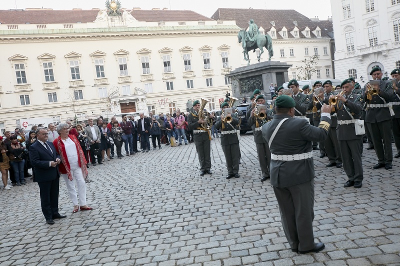 Bundesratspräsidentin Inge Posch-Gruska (S) und Landeshauptmann von Burgenland Hans Nissl begrüßen die Musikkapellen