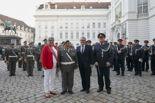 Bundesratspräsidentin Inge Posch-Gruska (S) und Landeshauptmann von Burgenland Hans Nissl begrüßen die Musikkapellen