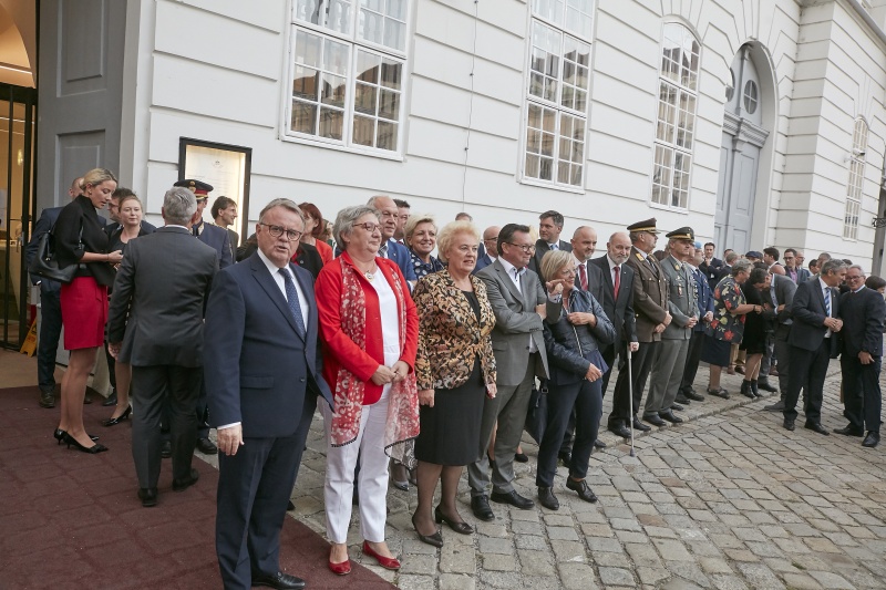 Bundesratspräsidentin Inge Posch-Gruska (S) und Landeshauptmann von Burgenland Hans Nissl begrüßen die Musikkapellen