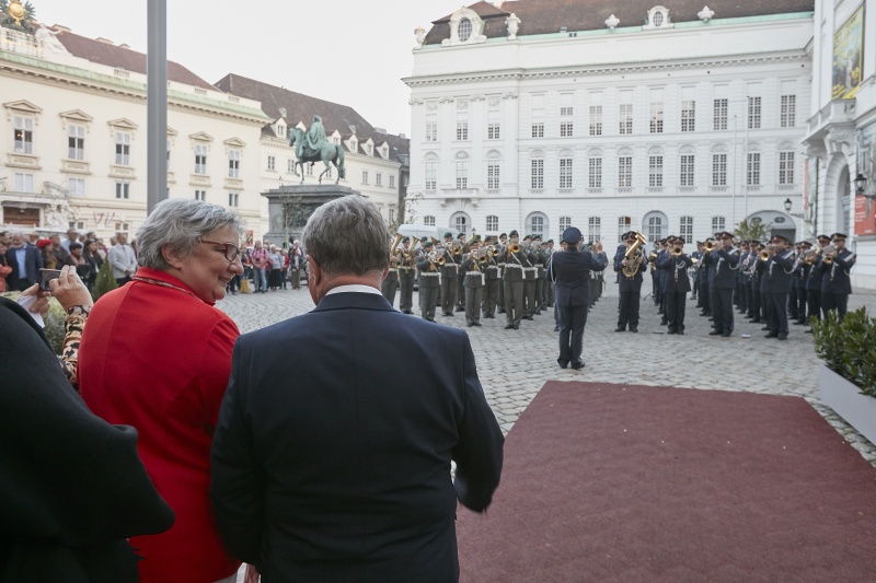 Bundesratspräsidentin Inge Posch-Gruska (S) und Landeshauptmann von Burgenland Hans Nissl begrüßen die Musikkapellen