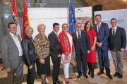 Gruppenfoto mit VeranstaltungsteilnehmerInnen, Bundesratspräsidentin Inge Posch-Gruska (S) (5. von rechts) und Landeshauptmann von Burgenland Hans Nissl (4. von rechts)