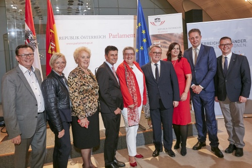 Gruppenfoto mit VeranstaltungsteilnehmerInnen, Bundesratspräsidentin Inge Posch-Gruska (S) (5. von rechts) und Landeshauptmann von Burgenland Hans Nissl (4. von rechts)