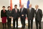 Gruppenfoto mit Nationalratspräsident Wolfgang Sobotka (V) (3. von rechts) und der Chinesischen Delegation unter der Leitung des stv. Vorsitzenden Baimachilin (3. von links)