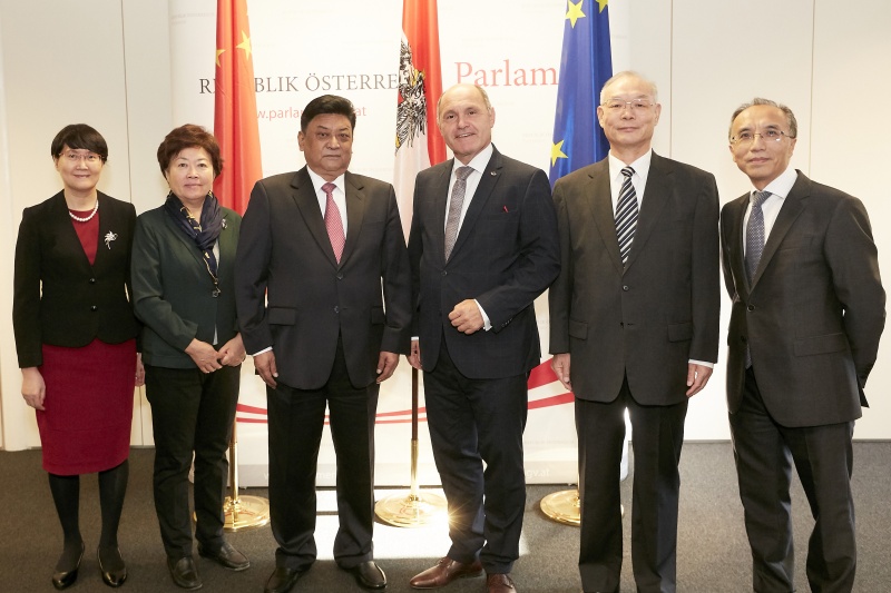 Gruppenfoto mit Nationalratspräsident Wolfgang Sobotka (V) (3. von rechts) und der Chinesischen Delegation unter der Leitung des stv. Vorsitzenden Baimachilin (3. von links)