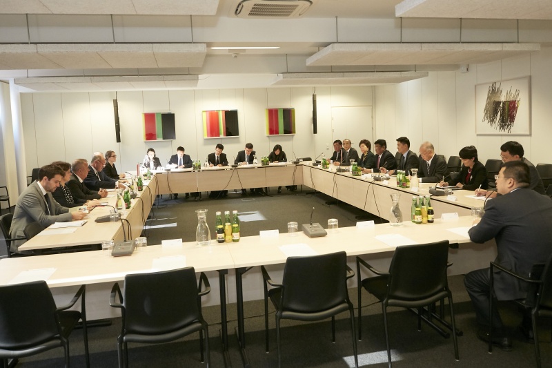 Aussprache. Line Bildhälfte Österreichische Delegation unter der Leitung von Nationalratspräsident Wolfgang Sobotka (V) (4. links). Rechte Bildhälfte:  Chinesische Delegation unter der Leitung des stv. Vorsitzenden Baimachilin (6. von rechts)