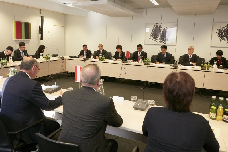 Aussprache. Blick Richtung Chinesische Delegation unter der Leitung des stv. Vorsitzenden Baimachilin (4. von rechts)