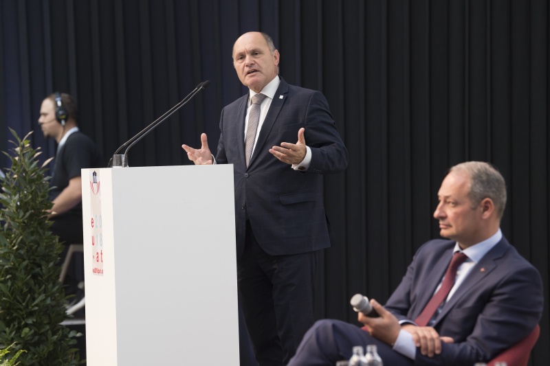 Am Rednerpult: Nationalratspräsident Wolfgang Sobotka (V).  Rechts: Nationalratsabgeordneter Andreas Schieder (S)