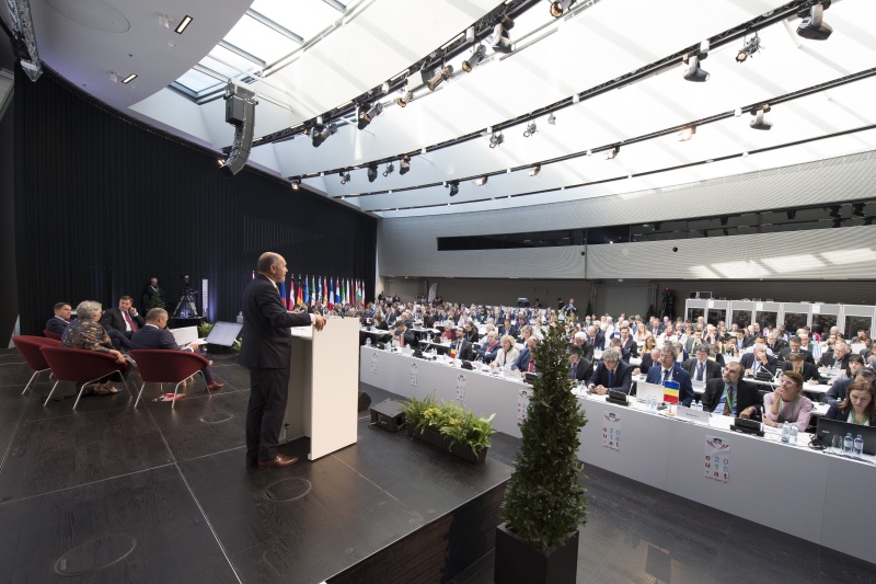 Blick Richtung VeranstaltungsteilnehmerInnen. Am Rednerpult: Nationalratspräsident Wolfgang Sobotka (V)