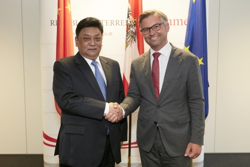 Begrüßung, von rechts: Vizepräsident des Bundesrates Magnus Brunner (V), stv. Vorsitzender Baimachilin