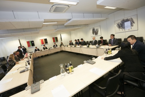 Aussprache zwischen dem Vizepräsidenten des Bundesrates Magnus Brunner (V) (2. von links) und dem  stv. Vorsitzenden Baimachilin (6. von rechts)