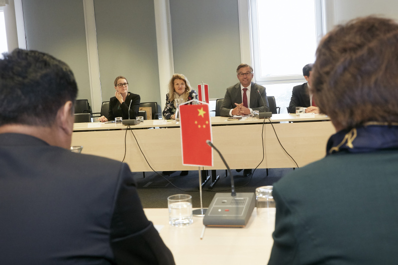 Von rechts: Vizepräsident des Bundesrates Magnus Brunner (V), Bundesratsvizedirektorin Alice Alsch-Harant und Parlamentsbedienstete während der Aussprache