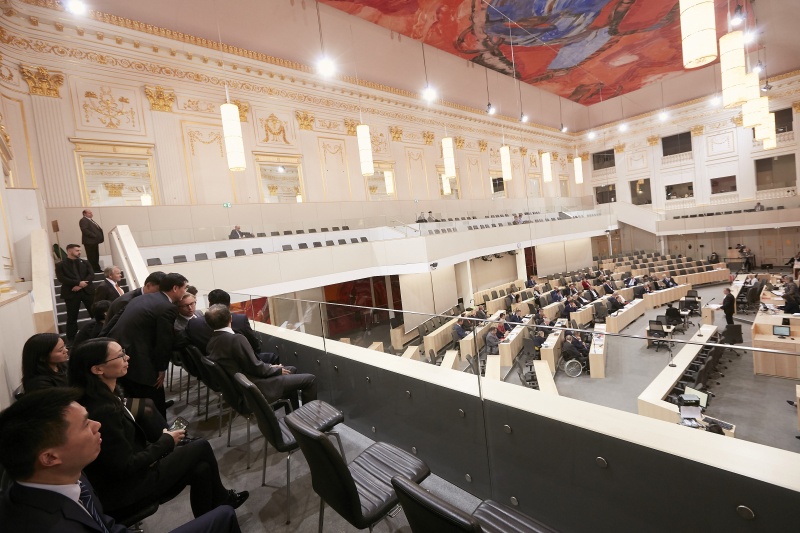 Chinesische Delegation besucht eine Bundesratssitzung