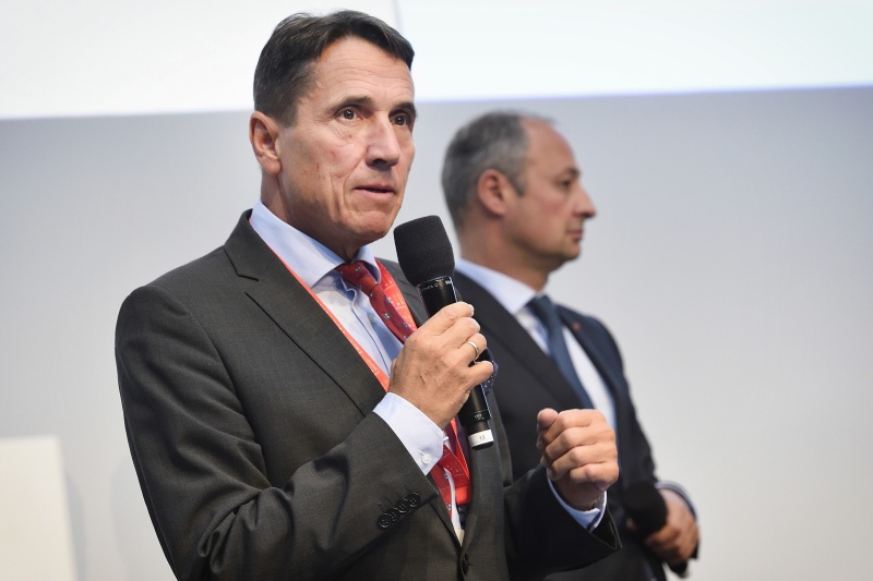 Von links: Nationalratsabgeordneter Reinhard Bösch (V) (am Wort), Nationalratsabgeordneter Andreas Schieder (S)