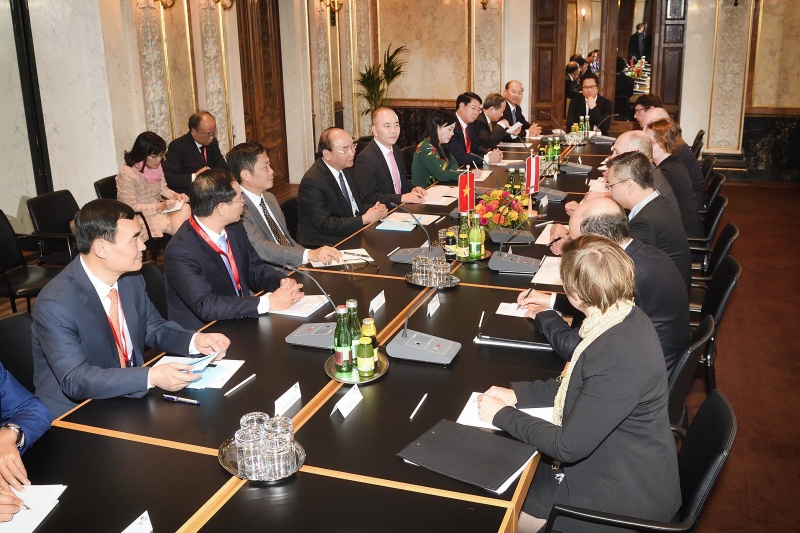 Aussprache. Linke Tischhälfte: Vietnamesische Delegation mit dem vietnamesischen Premierminister Nguyen Xuan Phuc (4. von links). Rechte Tischhälfte: Österreichische Delegation unter der Leitung von Nationalratspräsident Wolfgang Sobotka (V) (4. von rechts)