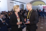 Von links: Parlamentsvizedirektorin Susanne Janistyn-Novák, Reinhard Willford im Gespräch