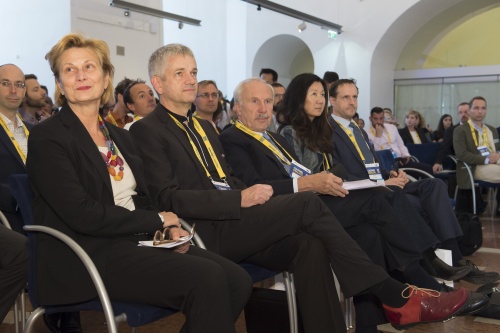 Erste Reihe von links: Parlamentsvizedirektorin Susanne Janistyn-Novák, Reinhard Willford, Nationalbank Gouverneur Ewald Nowotny, VeranstaltungsteilnehmerInnen