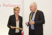 Von links: Parlamentsvizedirektorin Susanne Janistyn-Novák, David Wilcox
