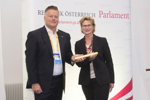 Von rechts: Parlamentsvizedirektorin Susanne Janistyn-Novák, Michael Gebert