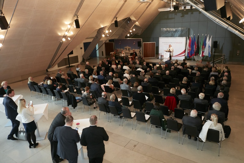 Ansprache Dritte Nationalratspräsidentin Anneliese Kitzmüller (F) am Rednerpult. Blick Richtung VeranstaltungsteilnehmerInnen