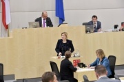Nationalratsabgeordnete Beate Meinl-Reisinger (N) bei der Begründung der Dringlichen Anfrage