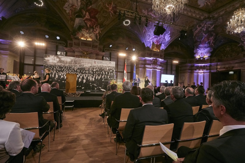 Statement Nationalratsabgeordneter August Wöginger (V). Blick Richtung SitzungsteilnehmerInnen