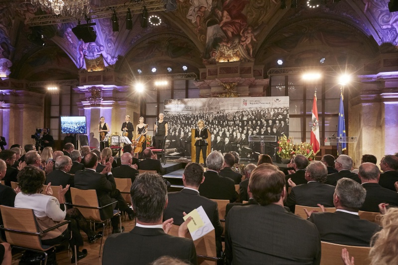 Moderation Martina Salomon. Blick Richtung SitzungsteilnehmerInnen