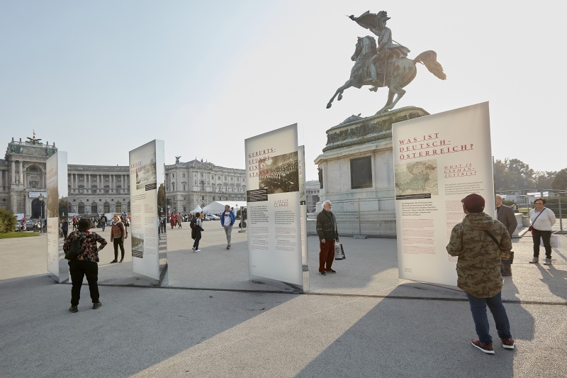 BesucherInnen betrachten die Ausstellung