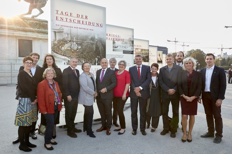 Von rechts: Nationalratsabgeordneter Nico Marchetti (V), Nationalratsabgeordnete Gabriela Schwarz (V), Nationalratsabgeordneter Nikolaus Scherak (N), Nationalratsabgeordneter Wolfgang Zinggl (P), Bundesrätin Elisabeth Grimling(S), Nationalratsabgeordneter Jörg Leichtfried (S), Bundesratspräsidentin Inge Posch-Gruska (S), Parlamentsdirektor Harald Dossi, Nationalratspräsident Wolfgang Sobotka (V), Dritte Nationalratspräsidentin Anneliese Kitzmüller (F), Klubobmann Walter Rosenkranz (F); Nationalratsabgeordnete Angela Fichtinger(V), Ausstellungskuratorin Nadia Rapp-Wimberger, Ausstellungsgestalter Alexander Kada, Veranstaltungsteilnehmerin