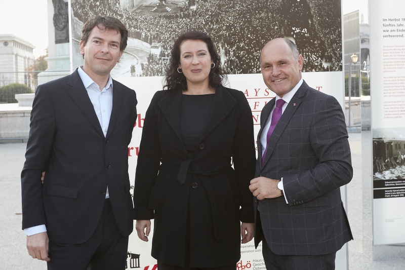 von rechts: Nationalratspräsident Wolfgang Sobotka (V), Ausstellungskuratorin Nadia Rapp-Wimberger, Ausstellungsgestalter Alexander Kada