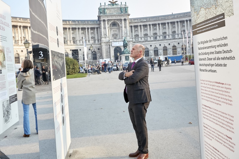 Nationalratspräsident Wolfgang Sobotka (V) betrachtet die Ausstellung