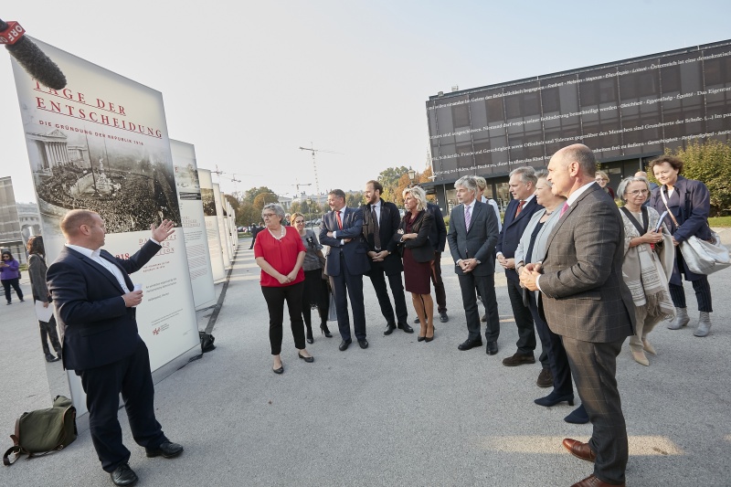 Von rechts.: Nationalratspräsident Wolfgang Sobotka (V) mit Nationalratsabgeordneten und Bundesratspräsidentin Inge Posch-Gruska (S)(links)