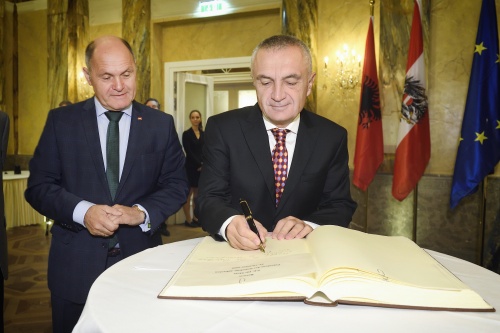 Eintrag ins Gästebuch. Von links: Nationalratspräsident Wolfgang Sobotka (V), Präsident der Republik Albanien Ilir Meta