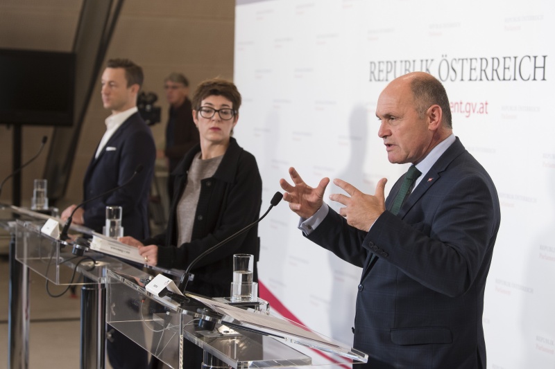 Am Rednerpult von rechts: Nationalratspräsident Wolfgang Sobotka (V), Direktorin Haus der Geschichte Österreich Monika Sommer, Bundesminister für EU, Kunst, Kultur und Medien Gernot Blümel (V)