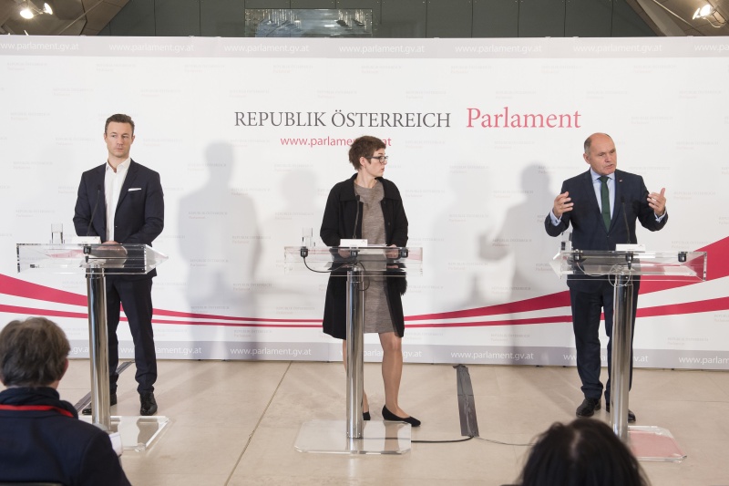 Am Rednerpult von rechts: Nationalratspräsident Wolfgang Sobotka (V), Direktorin Haus der Geschichte Österreich Monika Sommer, Bundesminister für EU, Kunst, Kultur und Medien Gernot Blümel (V)